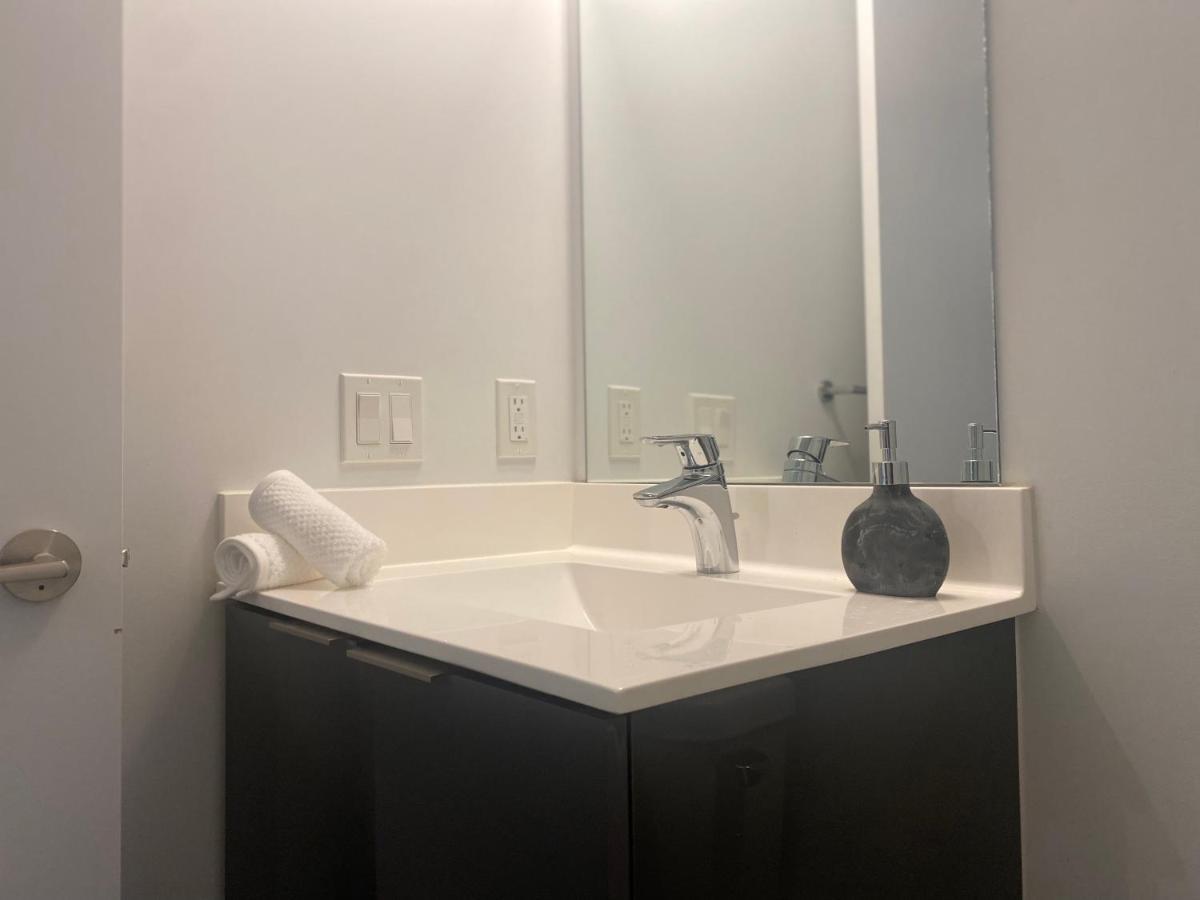 1 Bedroom Waterfront Condo تورونتو المظهر الخارجي الصورة